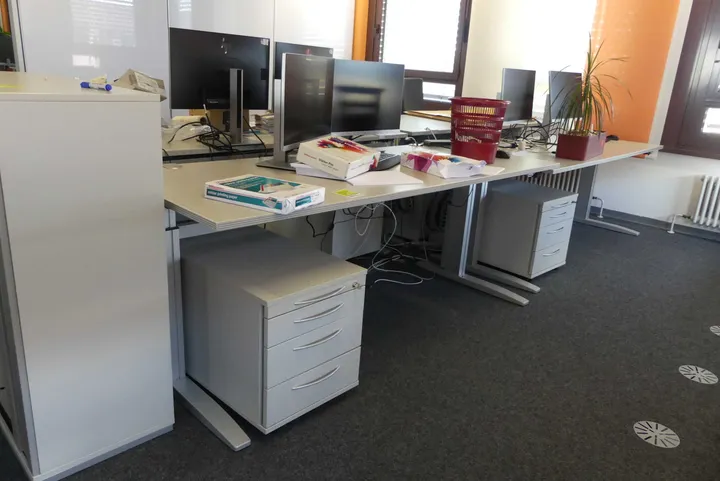 4x Elektrisch höhenverstellbarer Schreibtisch mit 4x Schreibtischcontainer Maße in cm je ca. 200 x 80